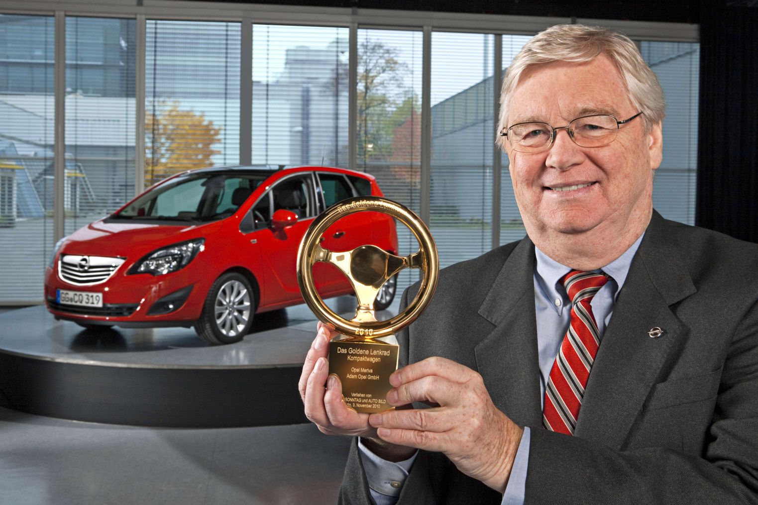 Opel;Slastný pocit víťazstva - v pozadí je Meriva. opel-meriva-golden-steering-g.jpg