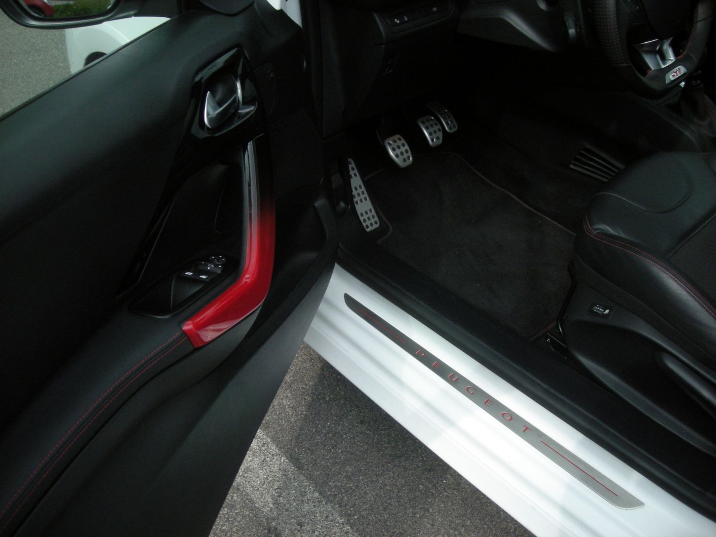 p208-gti-9133g.jpg