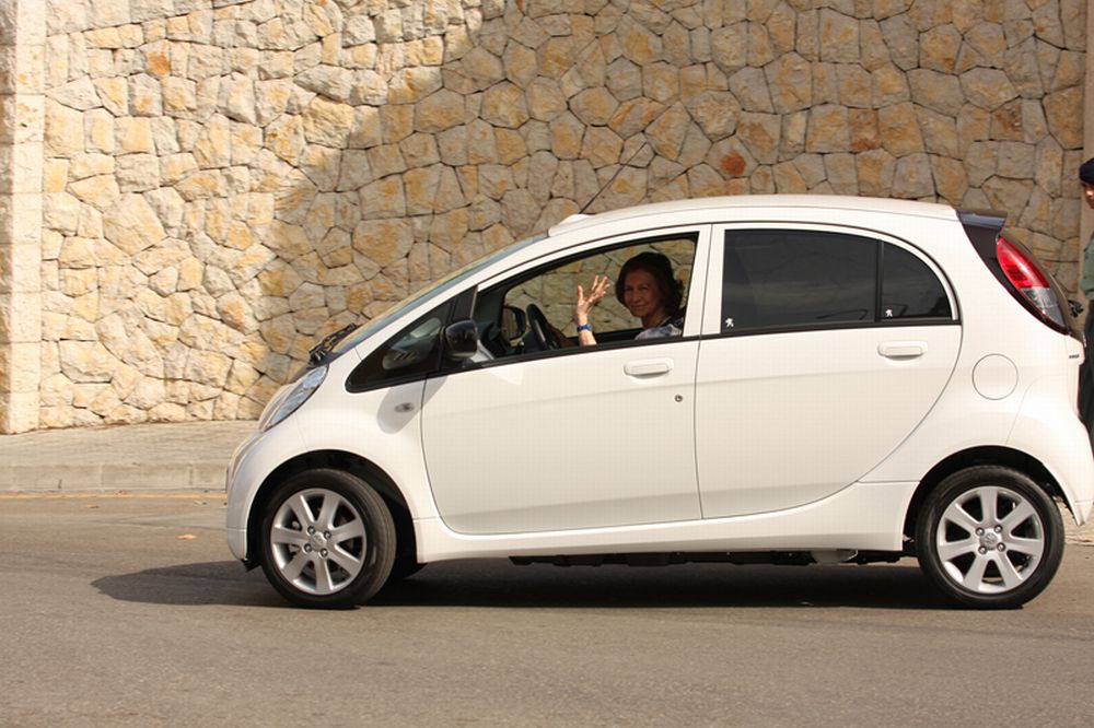 Peugeot;Jej veličenstvo Sofia, kráľovná Španielska, si počas svojho pobytu v letovisku Palma Mallorca vyskúšala ako prvá šoférka na svete elektromobil Peugeot iOn. peugeot-ion-1g.jpg