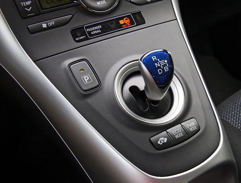 Ivan Václavík;Nízku spotrebu paliva pozitívne ovplyvnila aj citlivá automatická prevodovka. toy-auris-hsd-detail.jpg