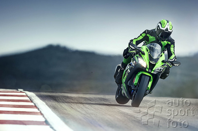 Copyright manufacturer;2016-ninja-zx-10r-action-1.jpg