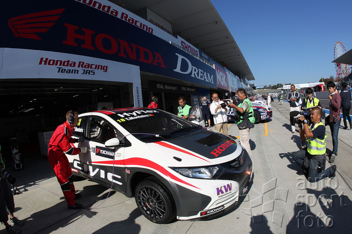 Copyright manufacturer;17931-the-honda-civic-wtcc-in-the-pits.jpg