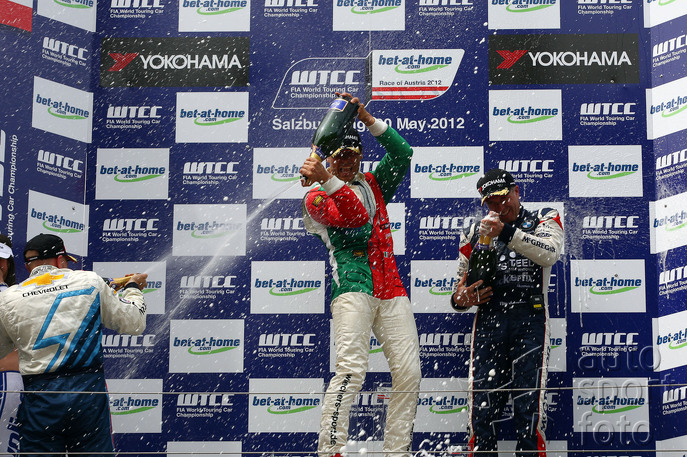 Copyright manufacturer;podium-race2-aut-17.jpg